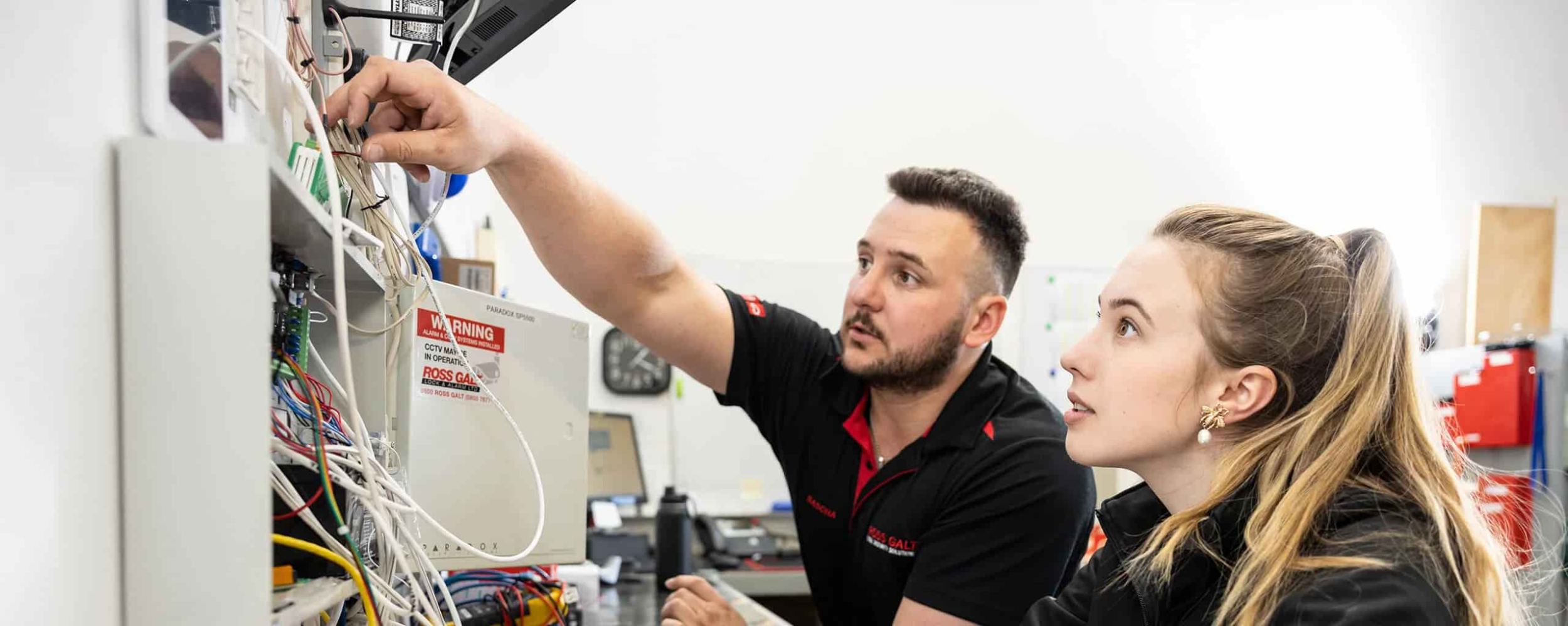 13-Services-InstallationAndServicing-Banner-min درآمد نصب دوربین مدار بسته چقدر است؟
