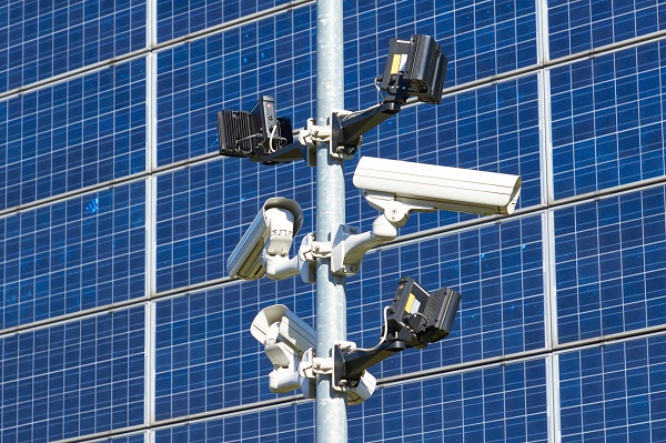 low-angle-view-security-cameras-against-solar-panels دوربین مداربسته سولار چیست