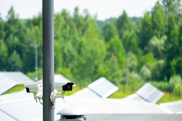 outdoor-security-cctv-pole-cctv-system-security-technology-two-ip-cctv-camera-security-system-concept دوربین مداربسته سولار چیست