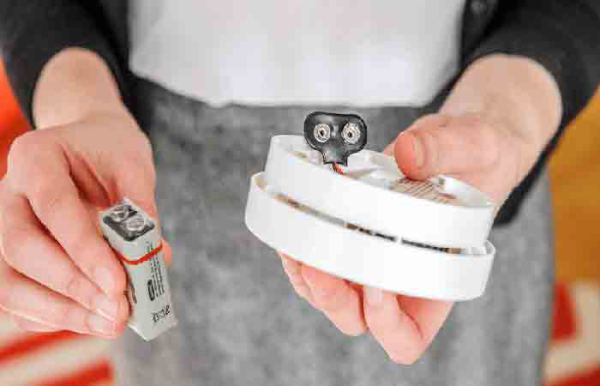 Replacing-the-alarm-battery تعویض باتری چشمی دزدگیر